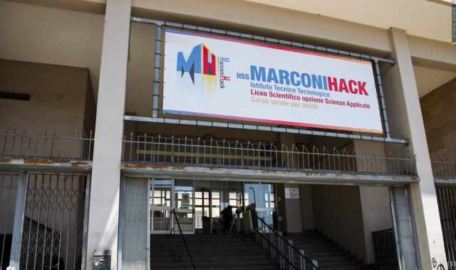 Bari, doppi turni di lezione al Marconi-Hack: soluzione lontana e rischio sciopero degli studenti